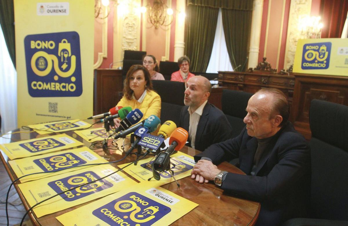 El alcalde de Ourense, Gonzalo Jácome, durante la presentación de los bonos en el Concello. | // I.OSORIO