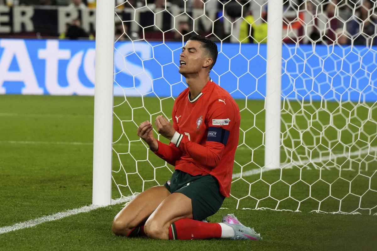 Cristiano Ronaldo lamenta una ocasión fallada en el partido entre Portugal y Alemania