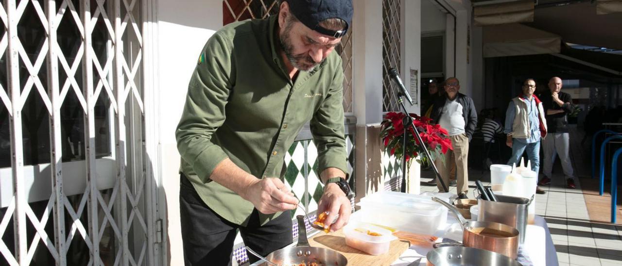 David Reartes prepara el plato de bacalao en el Mercat Nou. | FOTOS: VICENT MARÍ