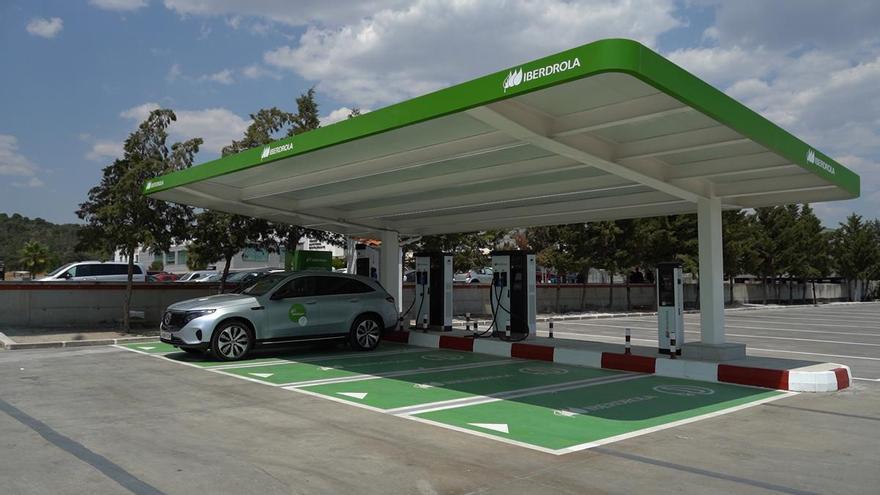 Ir de vacaciones de punta a punta de España en coche eléctrico es posible: el ejemplo de Girona a Cádiz