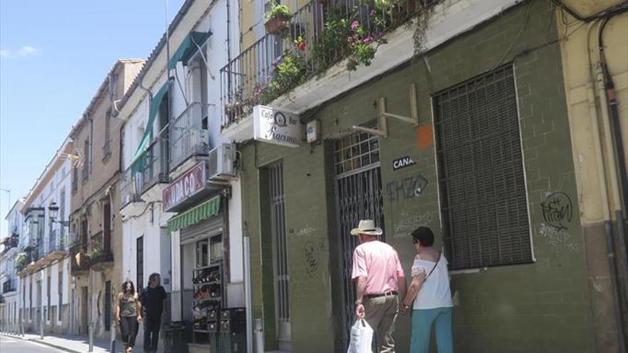 Herido grave al caer al piso inferior tras desplomarse el aseo de su casa de Cáceres