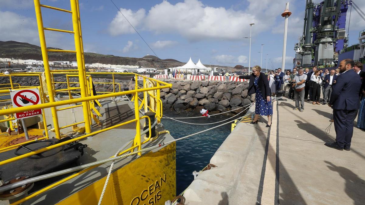 Prototipo de planta desaladora flotante en el Puerto de Las Palmas.