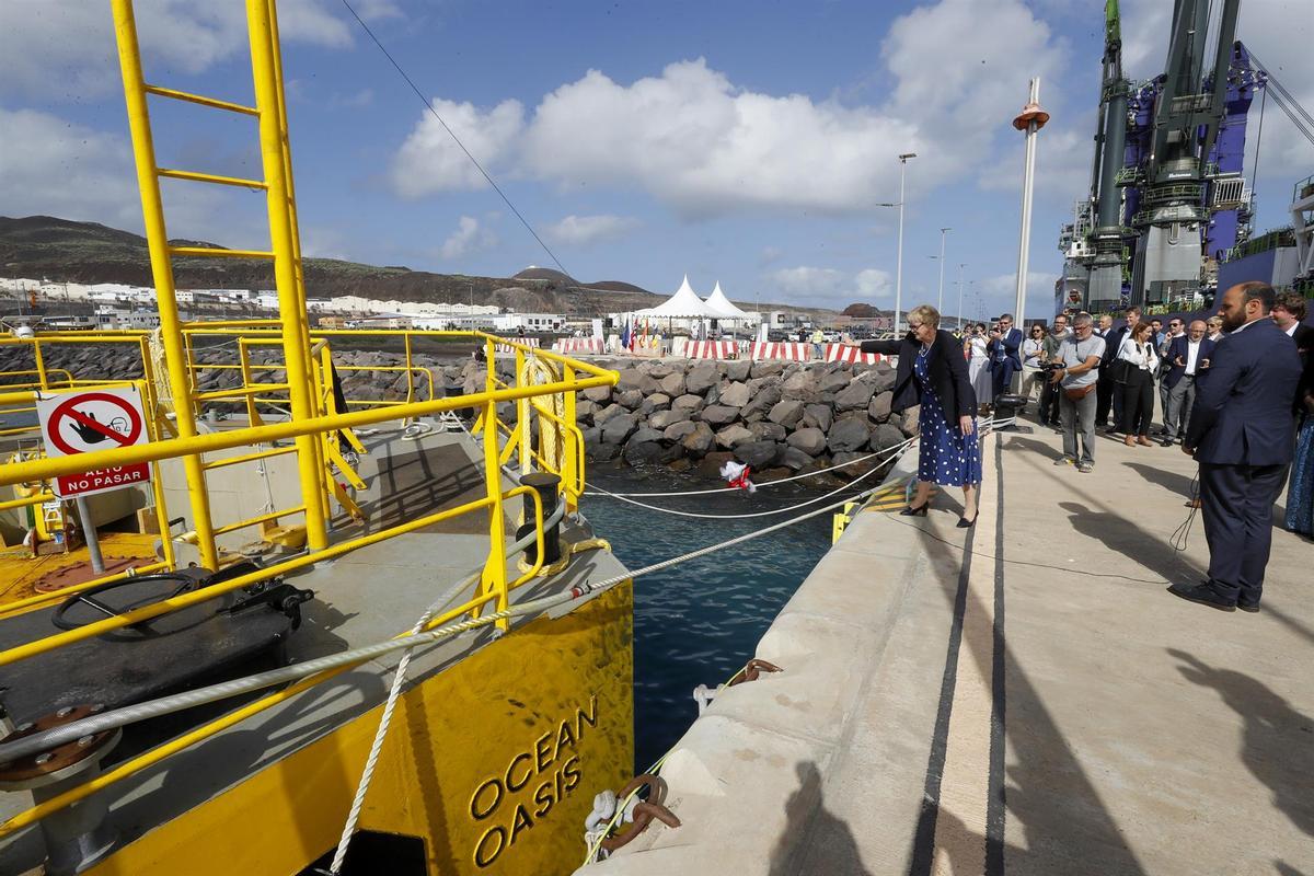 Prototipo de planta desaladora flotante en el Puerto de Las Palmas.