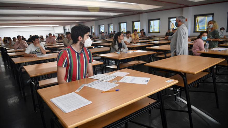 Estudiantes con mascarilla el primer día de la selectividad 2020 en A Coruña.