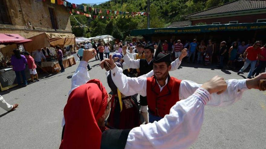 Uno de los grupos de baile que participó en la animación del mercáu.