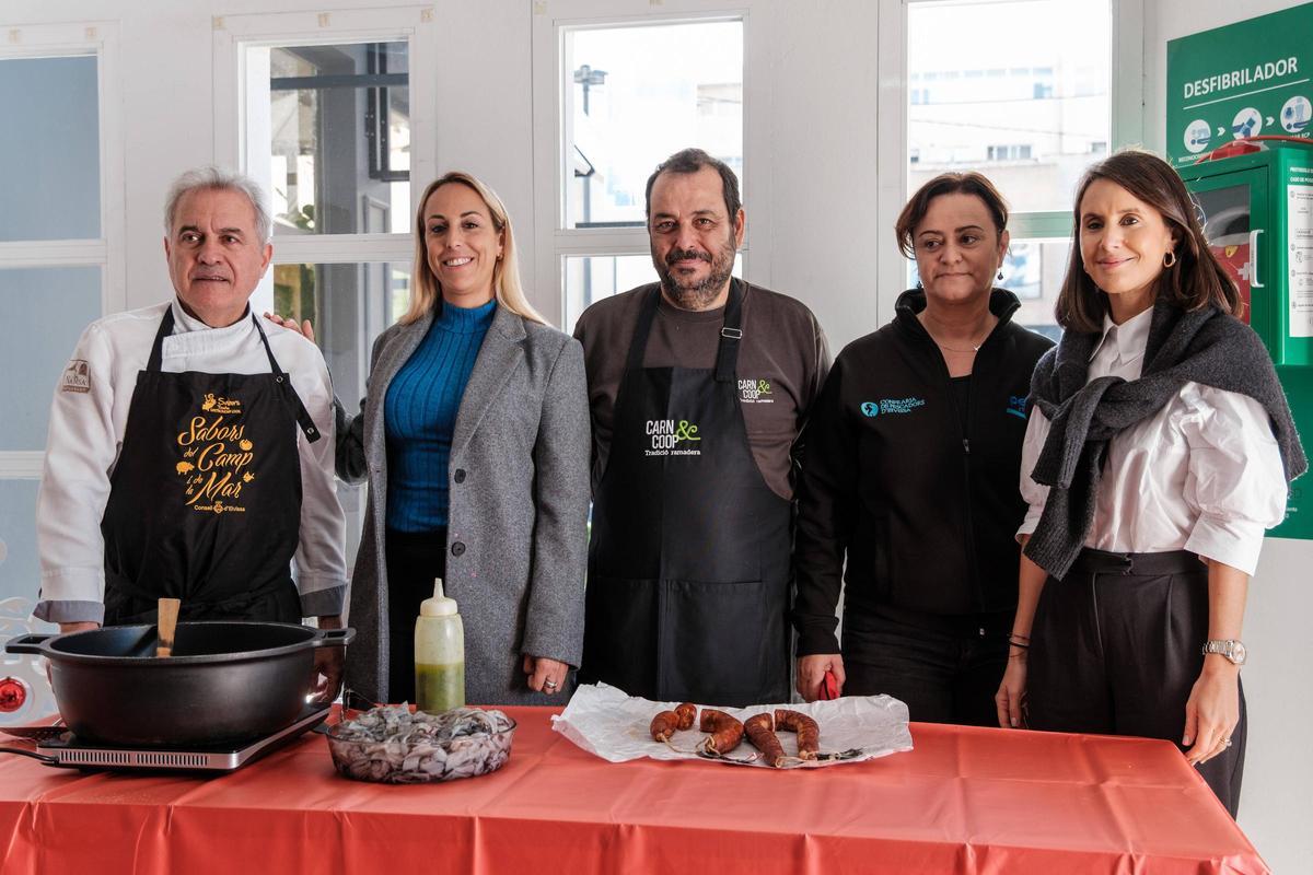 Pere Tur, Sara Barbado, Isidro Ramis, Merche y María Fajarnés en la degustación de calamares con sobrasada