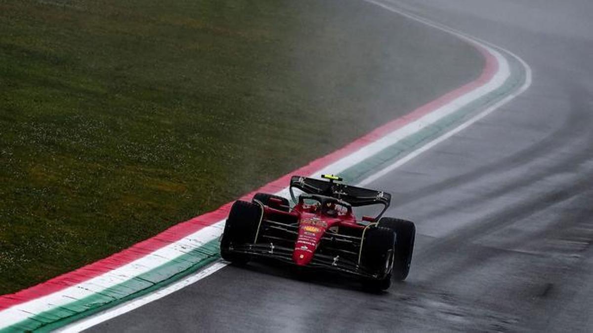 Sainz, bajo la lluvia en Imola.