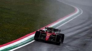 Sainz, bajo la lluvia en Imola.