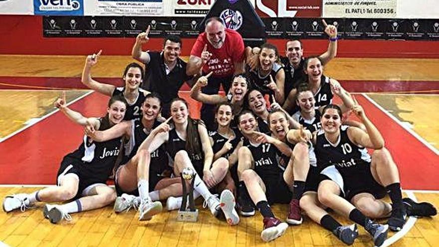 Les jugadores i l&#039;equip tècnic de la Joviat celebren l&#039;ascens a Copa Catalunya Femenina, assolit a Valls