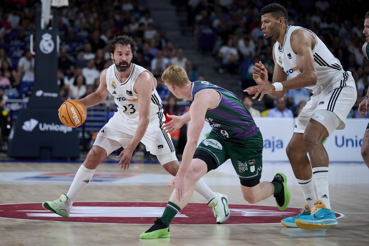 Llull, Alberto Díaz y Tavares, durante el Real Madrid-Unicaja de este viernes.