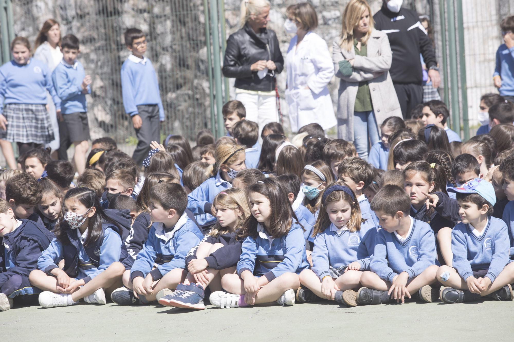 Izado de bandera en el colegio Santa María del Naranco