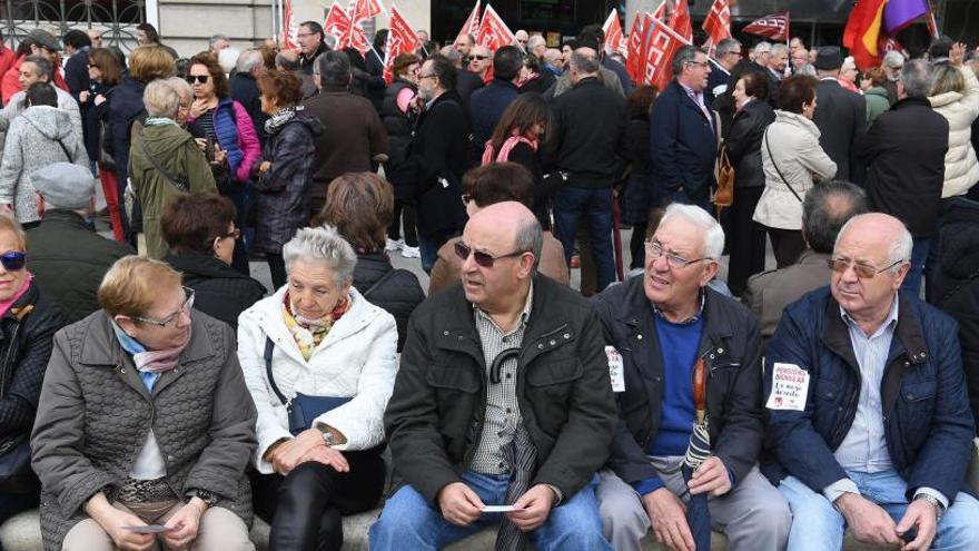 Jubilados en una concentración para reclamar pensiones dignas, en A Coruña.