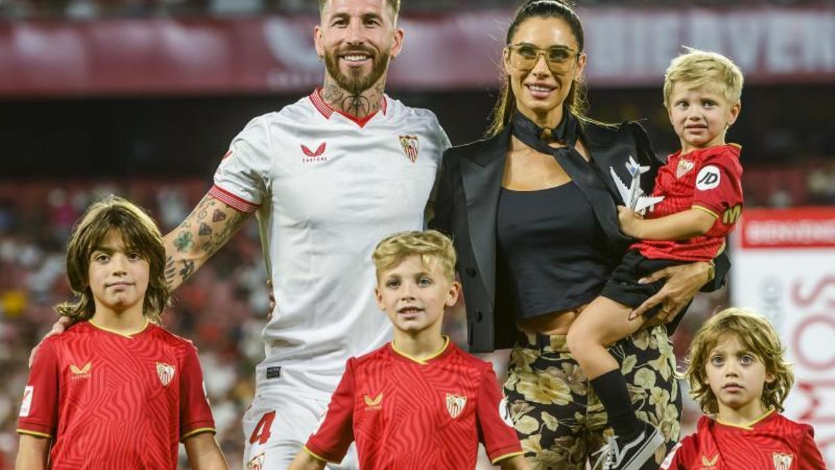 El central Sergio Ramos, junto a su esposa Pilar Rubio y sus hijos en su presentación como nuevo jugador del Sevilla FC, en el estadio Ramón Sánchez Pizjúan de Sevilla.