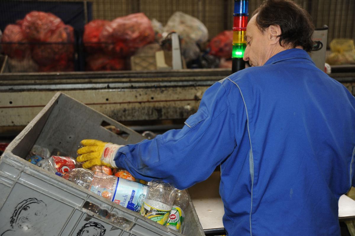 Un trabajador en una planta de conteo de envases en Renania del Norte-Westfalia.