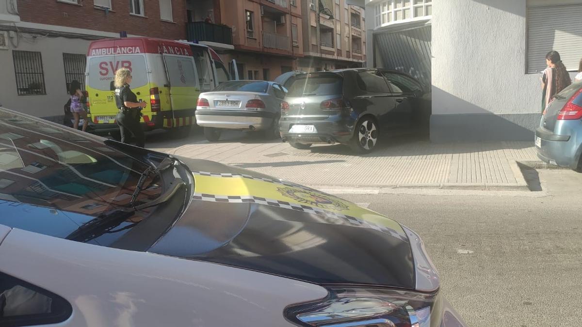 Vehículo empotrado en el garaje tras la colisión.