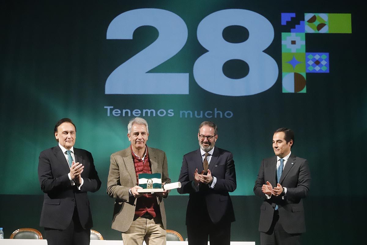 Manolo Lama recibe su Bandera