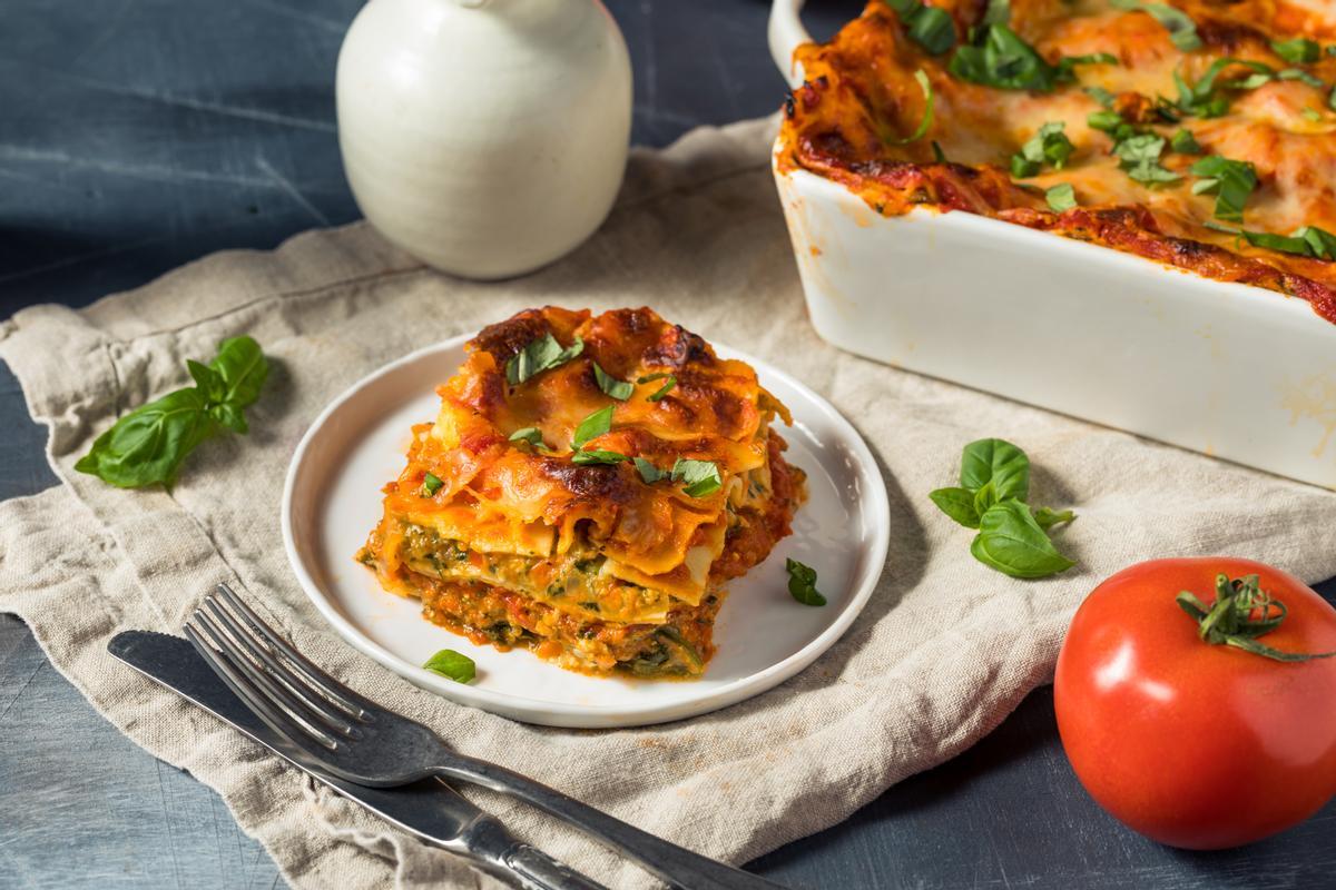 Existen múltiples maneras de preparar una lasaña vegetariana.