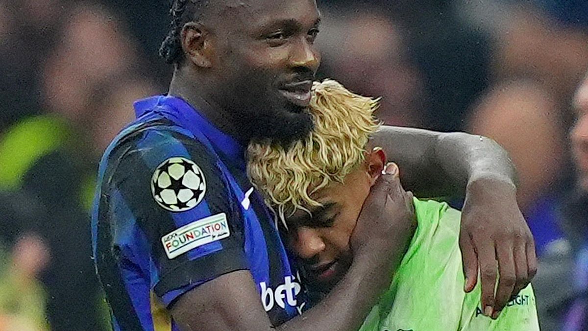 Marcus Thuram, el delantero del Inter, consuela a Lamine Yamal tras la eliminación del Barça en la Liga de
