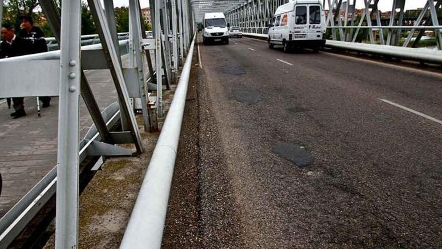El asfaltado del Puente de Hierro subsanará el actual mal estado del firme