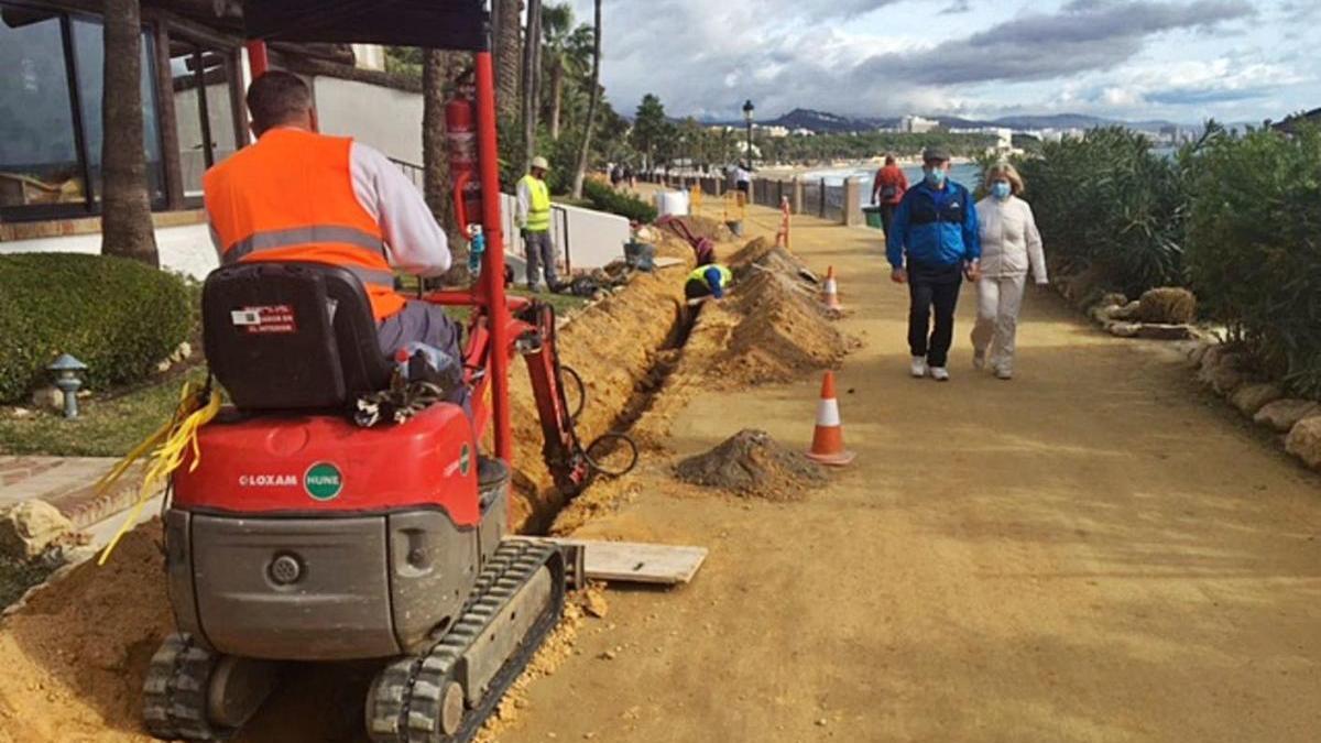 Operarios, ayer, trabajando en una de las canalizaciones del paseo marítimo.