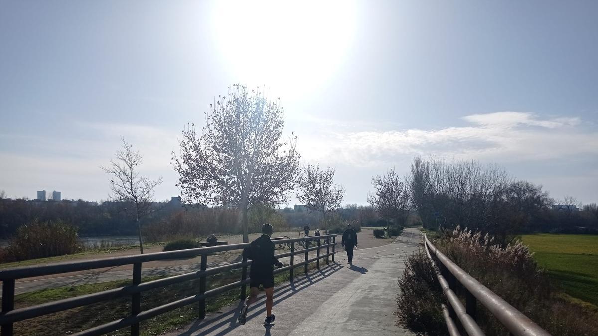 Sol desde el Anillo Verde Norte de Zaragoza, a la altura de puente de la autopista sobre el Ebro