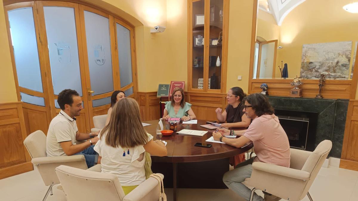 Francisco Jiménez Araya y Juani Rasero junto a las directoras de los colegios.