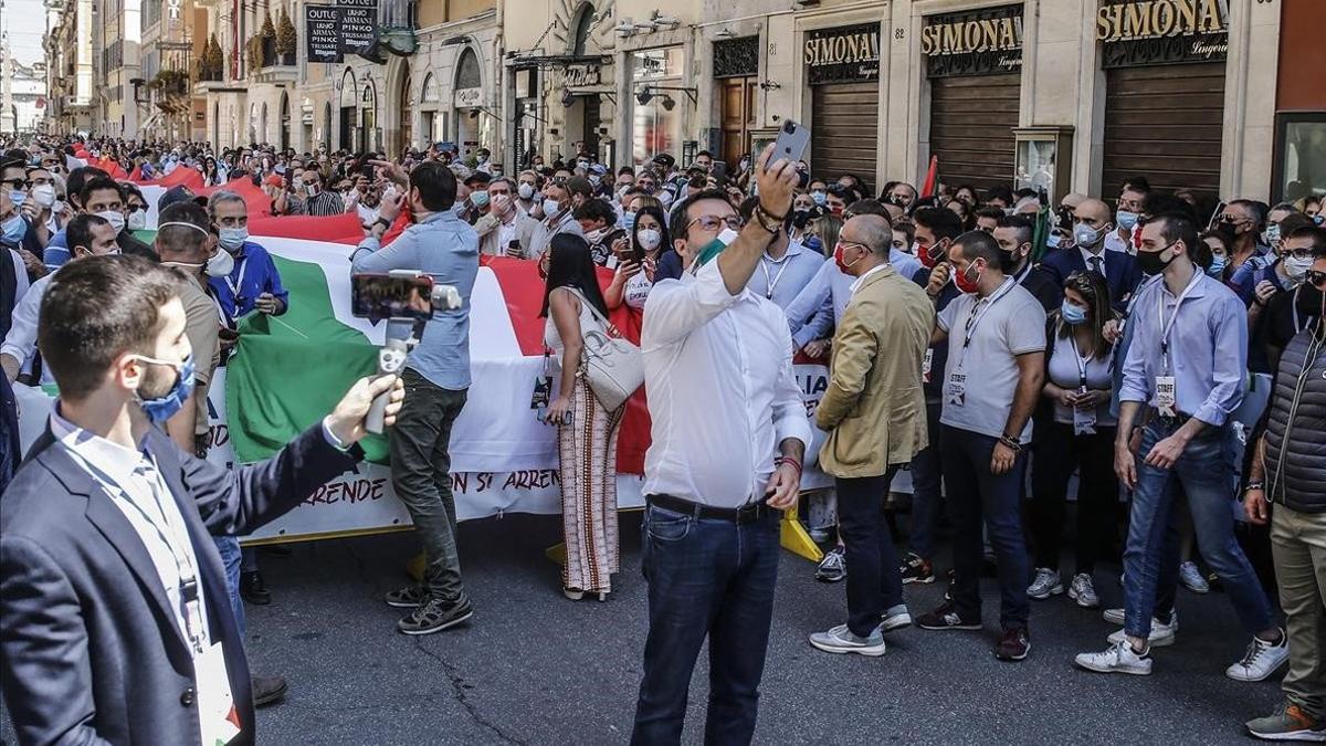 Salvini se hace una foto junto a sus seguidores, en la marcha de Roma.