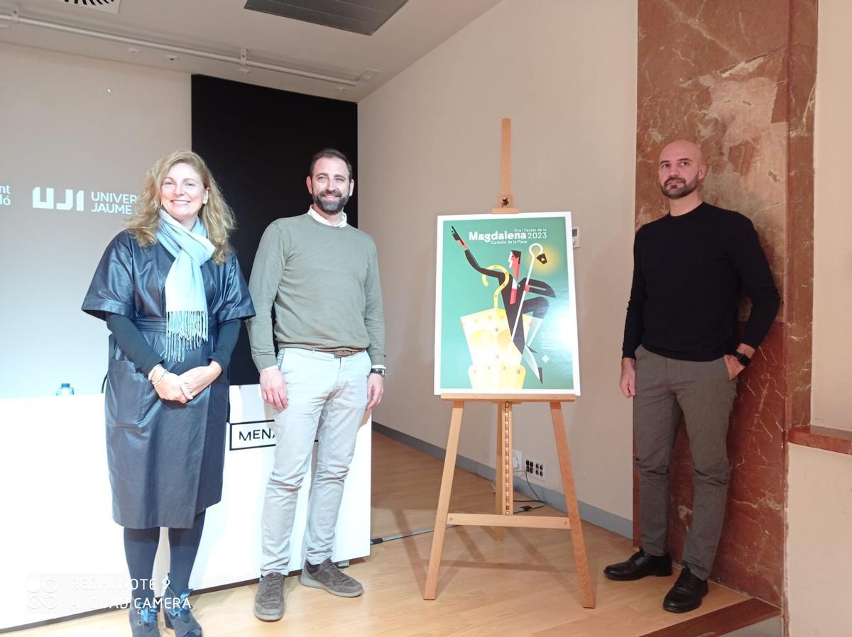 La alcaldesa, junto al concejal Omar Braina y el autor de la obra en la presentación.