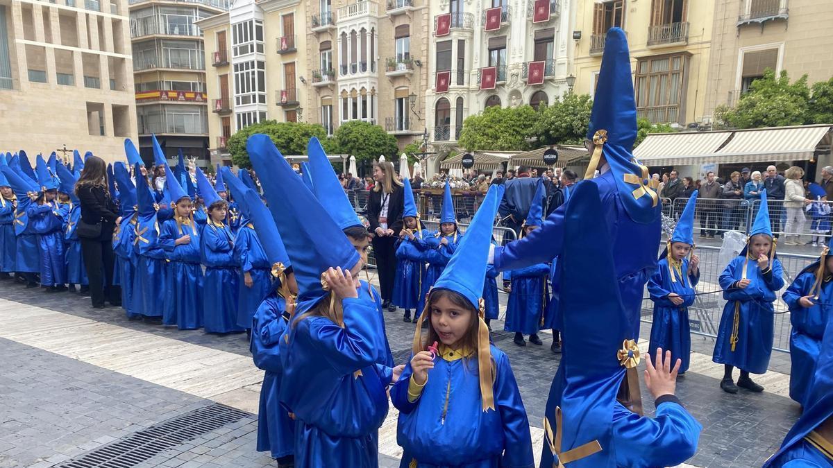 Un grupo de niños desfila durante la Procesión del Ángel de Murcia 2026