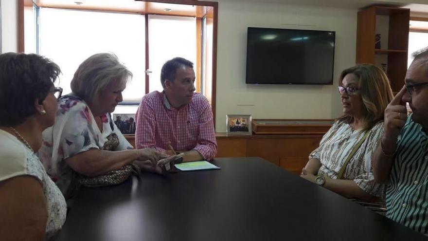 El alcalde de Lorca, Fulgencio Gil, junto a la presidenta de la Hermandad de la patrona, Isabel Giménez.