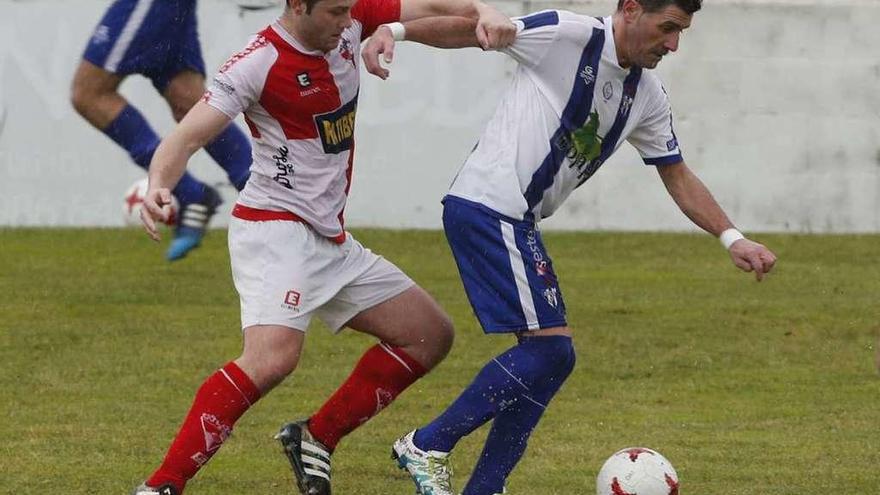 Marcos, presionando al jugador del Areas Jorge Fernández, marcó un extraordinario gol. // Alba Villar