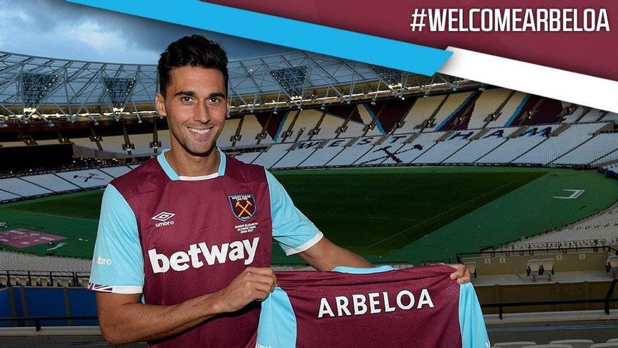 Arbeloa posa con la camiseta de su nuevo equipo.