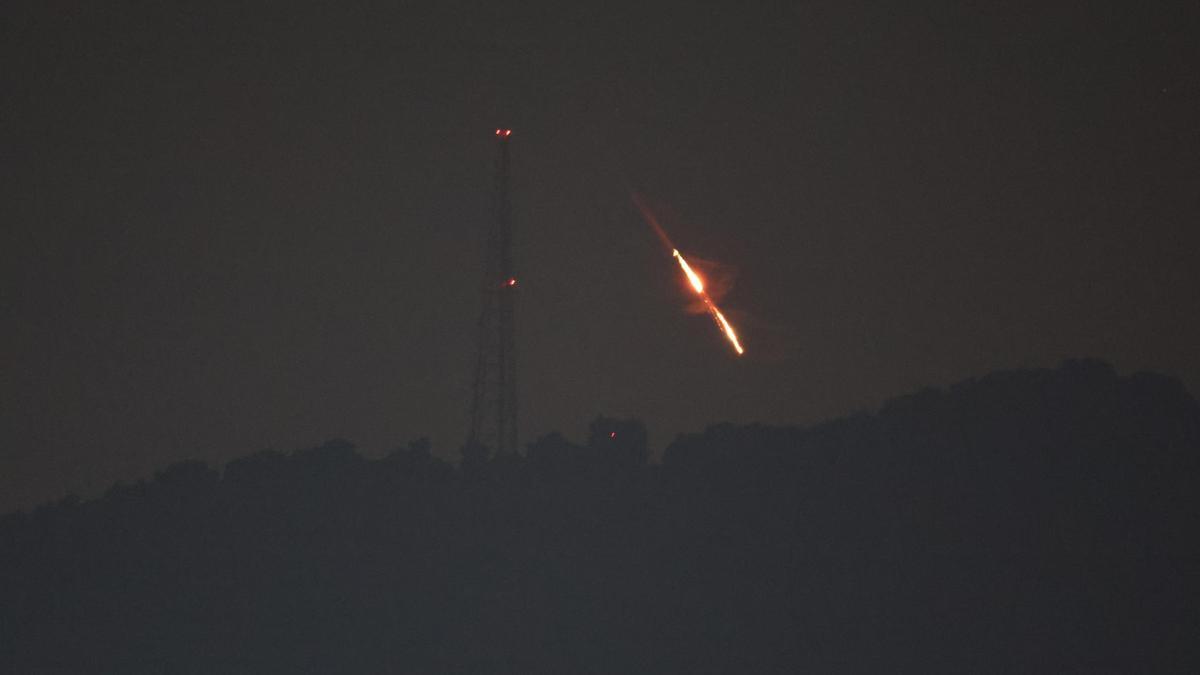 Varios misiles caen sobre territorio israelí.