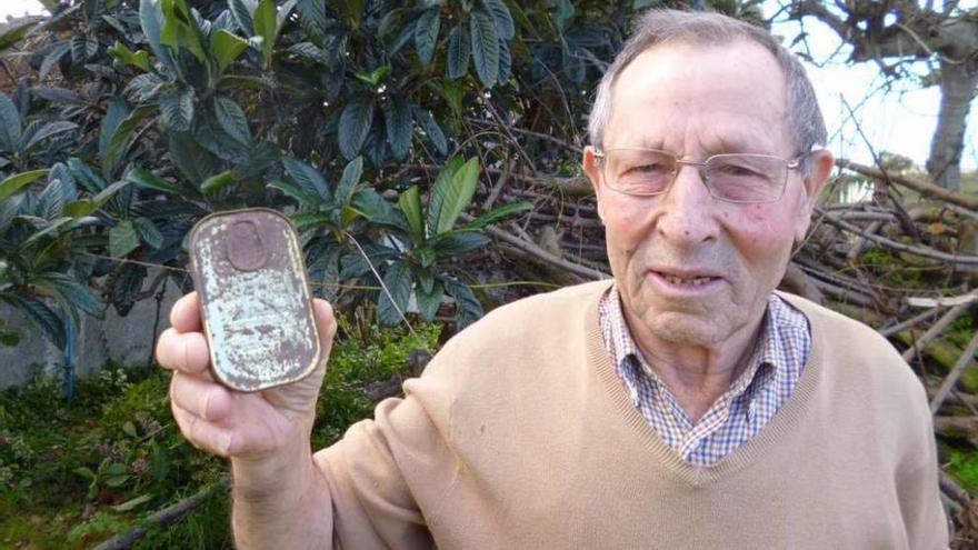 Ricardo Martínez, con la lata de sardinas de la antigua fábrica de salazón de Santa Cruz que tiene desde 1954.