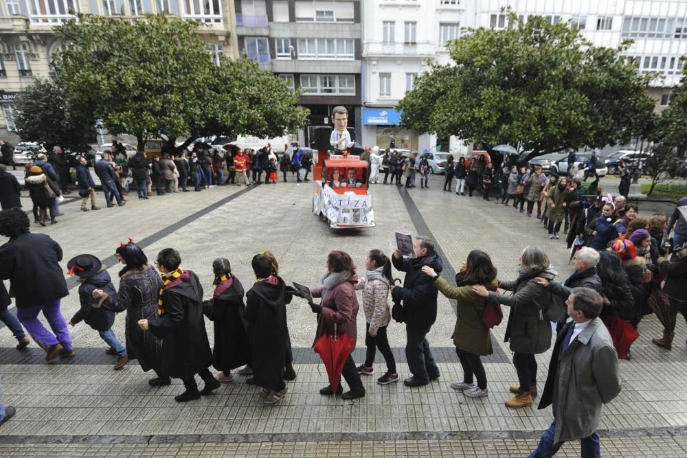 Trabajadores de Justicia, en huelga indefinida, se manifiestan disfrazados a las puertas del Tribunal Superior de Xustiza de Galicia.