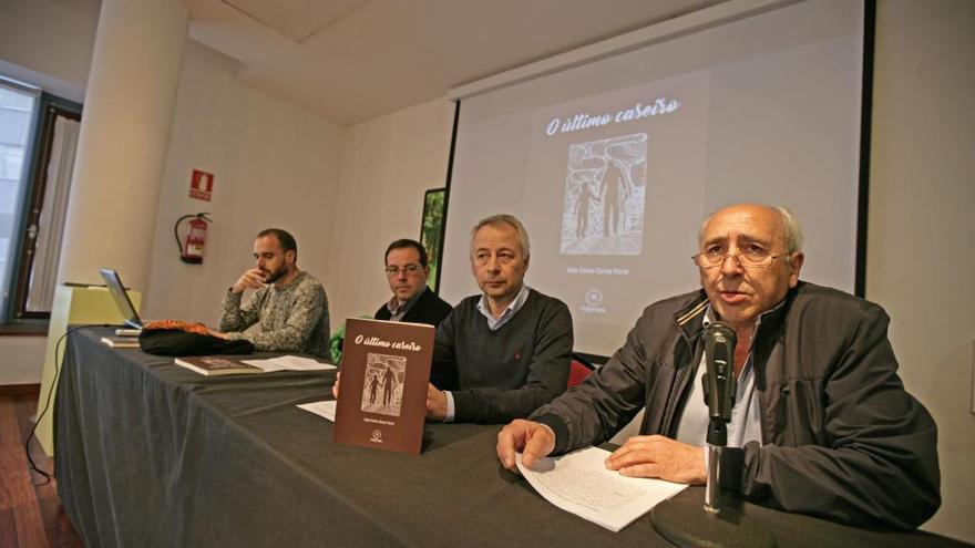 Un instante de la presentación del libro &quot;O último caseiro&quot; de García Porral, hoy, en A Estrada. // Bernabé / Cris M.V.