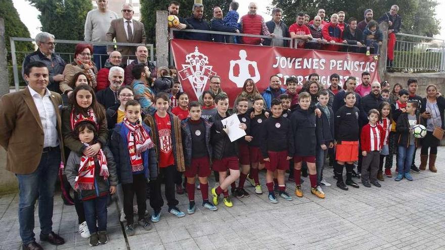 Asistentes al encuentro celebrado en la sede de la peña sportinguista Llaranes de Avilés.