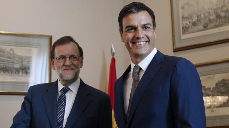 Rajoy y Sánchez, en agosto de 2016 en el Congreso.