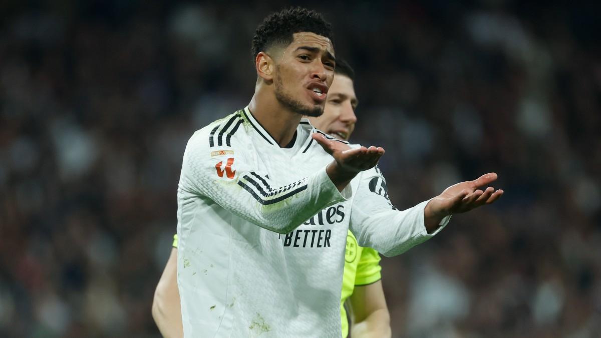 Jude Bellingham protestando una acción con el Real Madrid