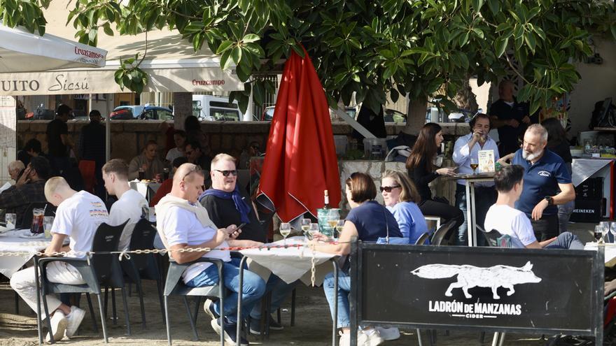 Pagar por una mesa al sol en Málaga: ¿pueden los hosteleros cobrar este suplemento?