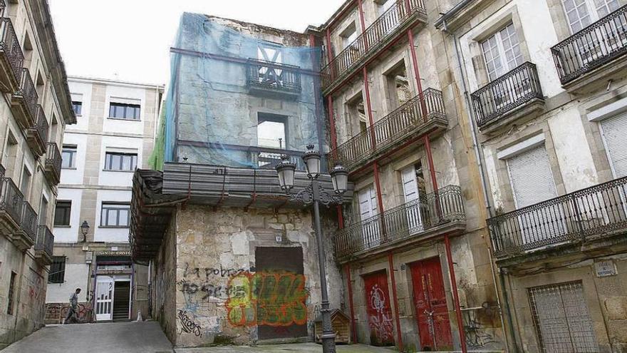 Edificio de la calle Monterrei sobre el que se ejecutarán medidas urgentes. // Iñaki Osorio