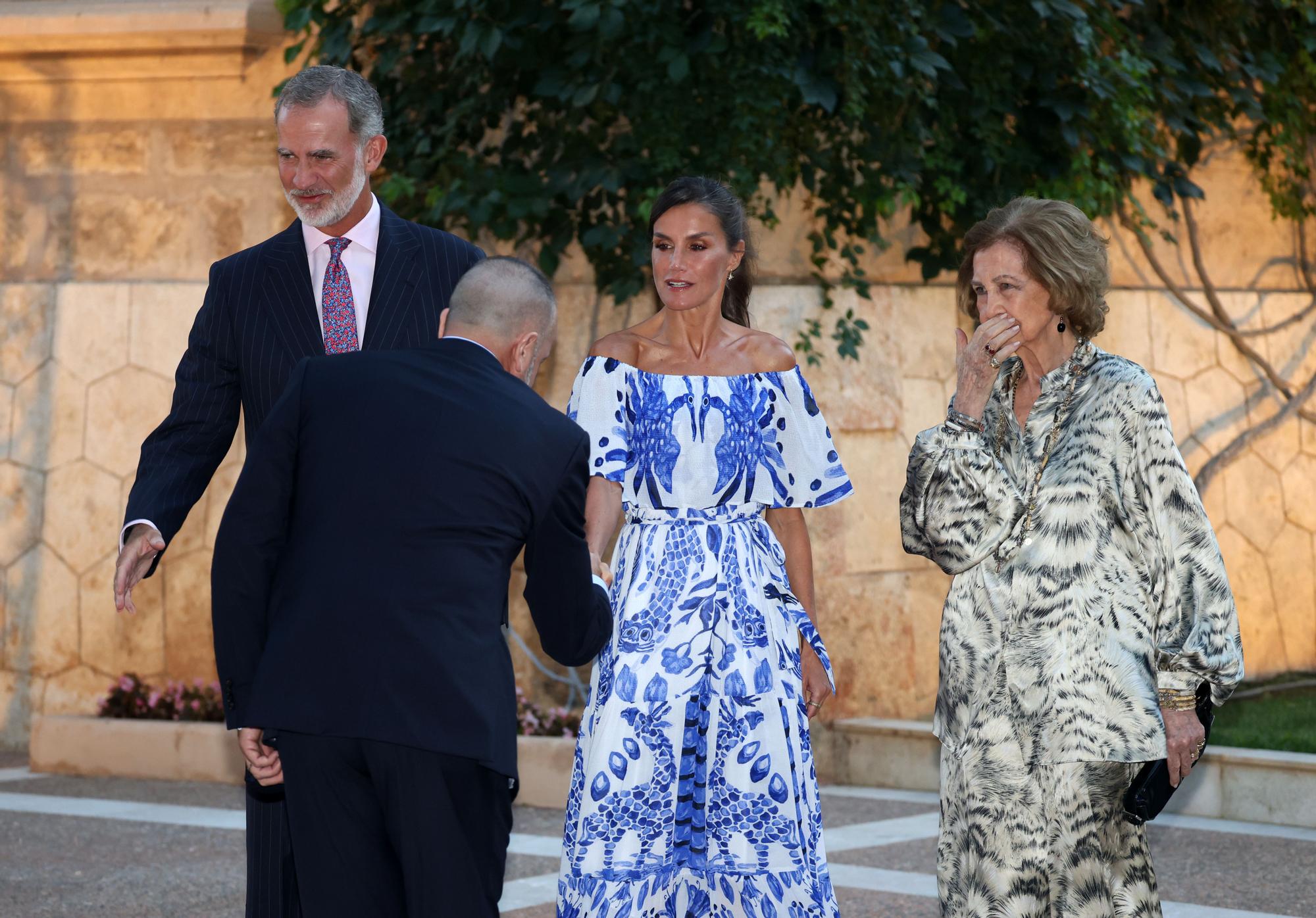 Mira aquí todas las fotos de la visita de los Reyes al Palacio Marivent para recibir a la sociedad balear