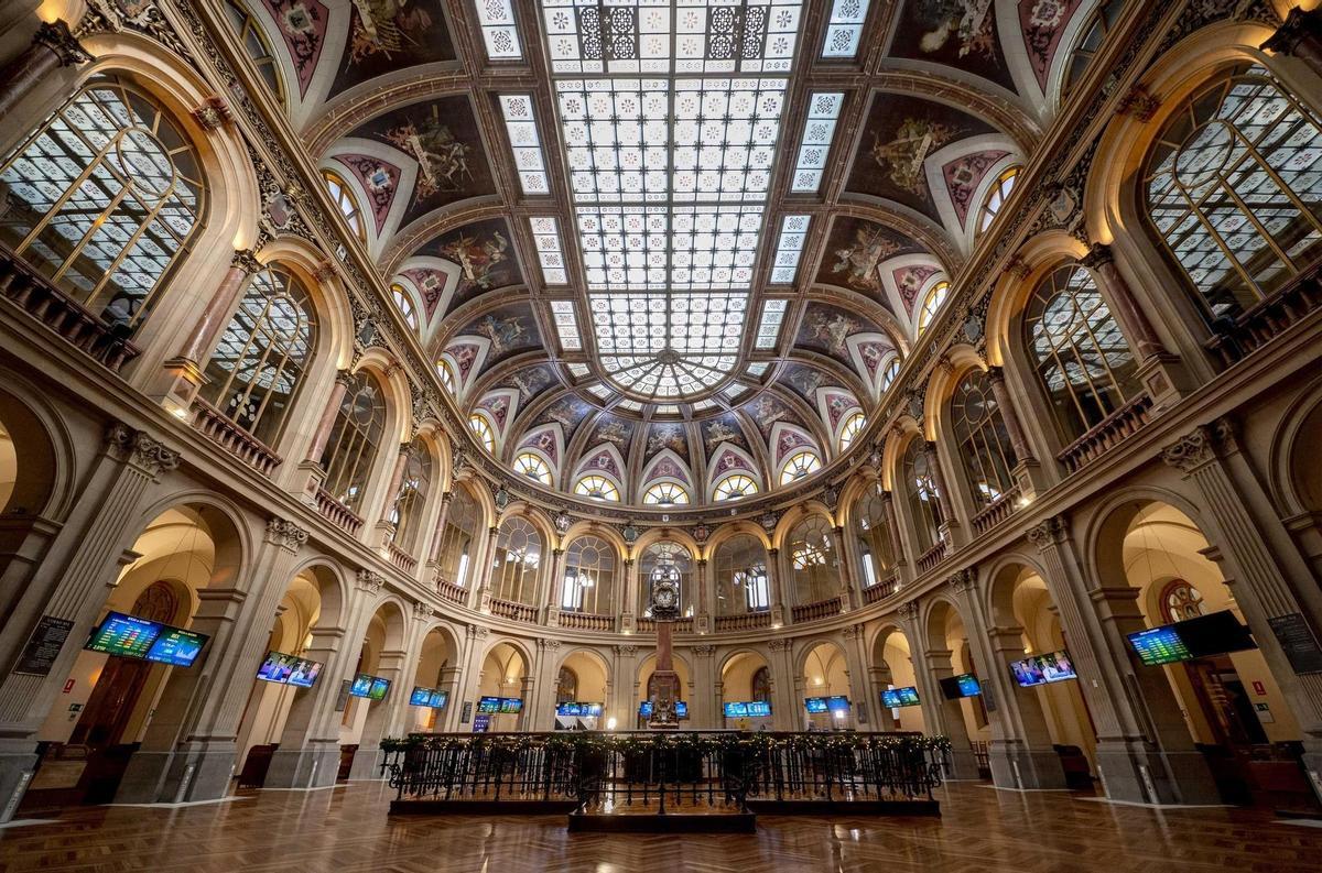 Vista del interior y la cúpula del Palacio de la Bolsa, en la última sesión del año para el Ibex.