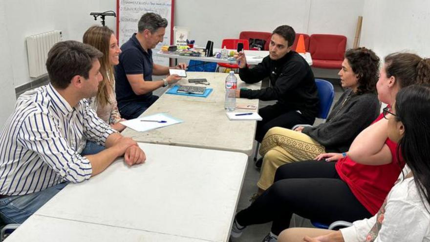 Por la izquierda, Andrés Ruiz, Ángela Pumariega y Jorge Pañeda, con representantes de Abierto Hasta el Amanecer.