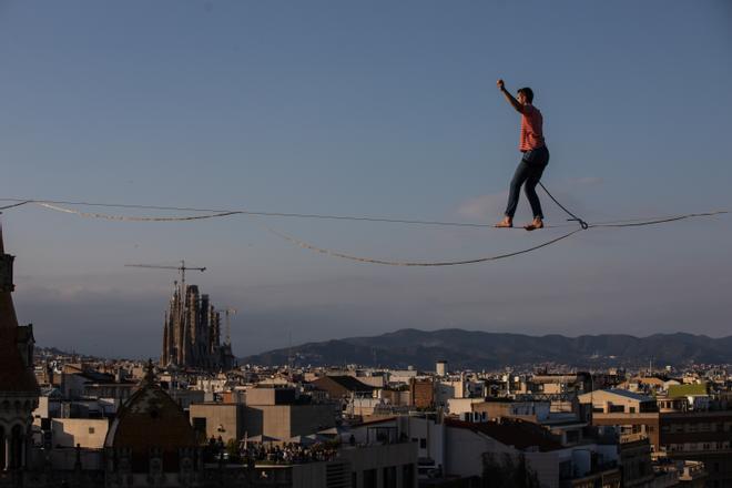 Nathan Paulin, el mejor funambulista del mundo, cruza Barcelona a 70 metros de altura