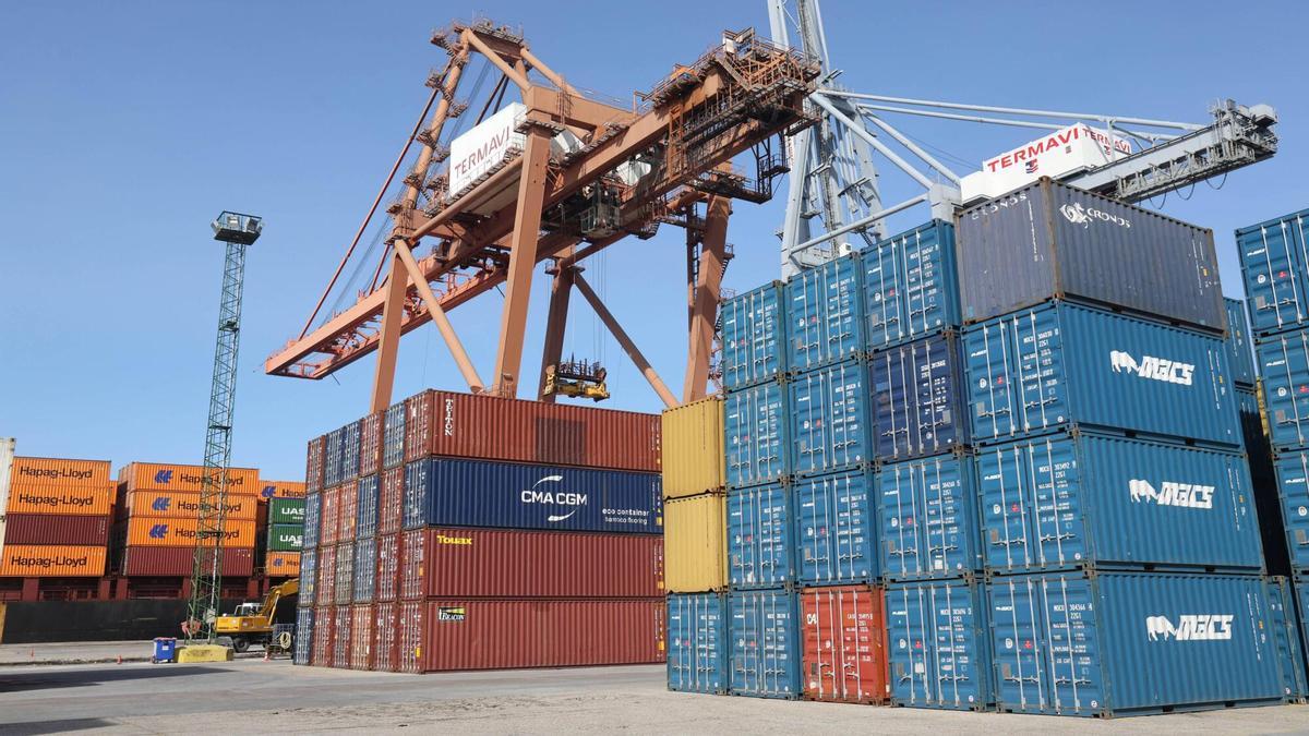 Terminal de contenedores en el muelle de Guixar.