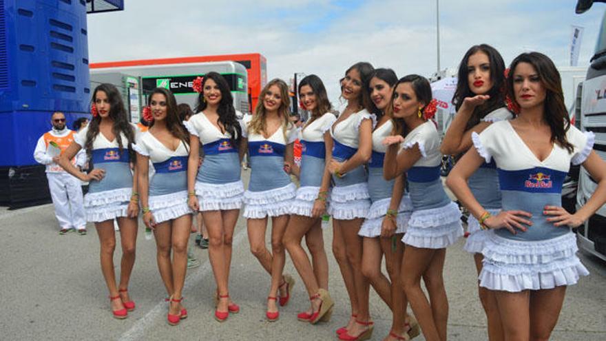 Azafatas del Gran Premio de España posando en el paddock.