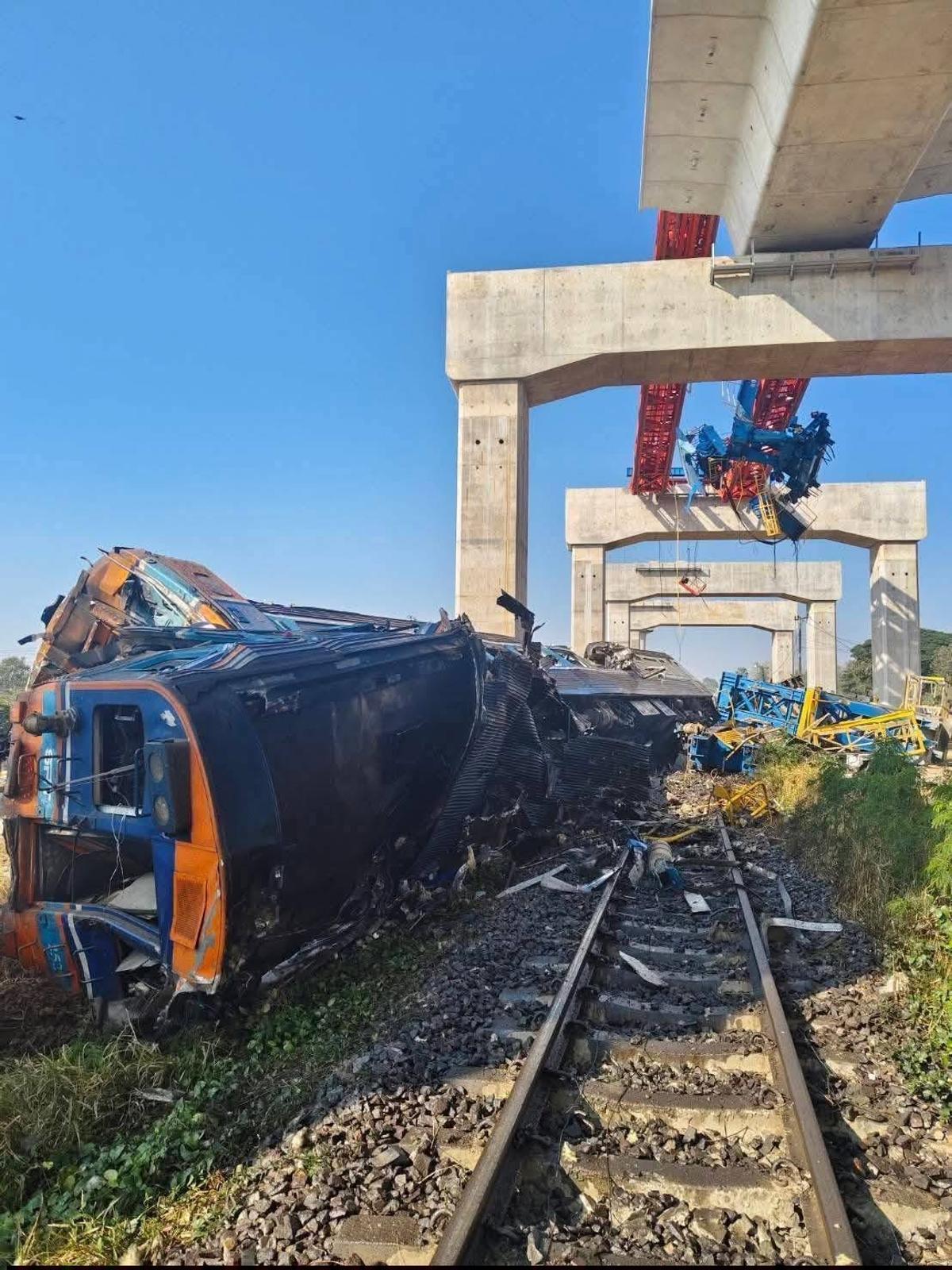 Al menos 22 muertos al caer una grúa sobre un tren en Tailandia