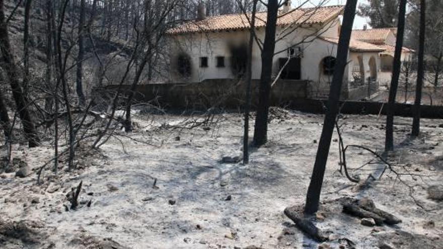 Más de 50 familias se han interesado ya por las ayudas para arreglar sus casas incendiadas