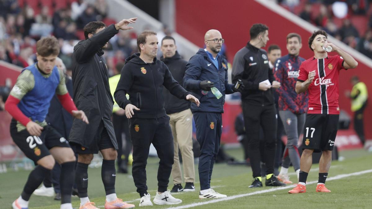 Jagoba Arrasate da instrucciones a sus futbolistas ante Osasuna